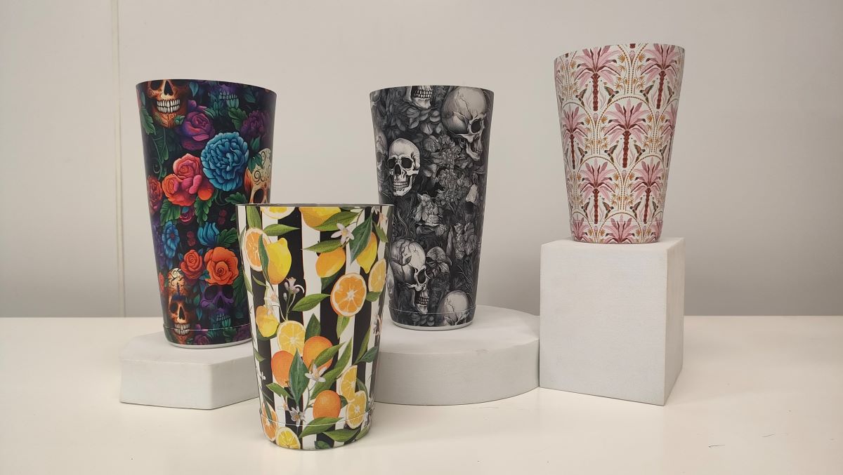 Four cocktail shakers with different colorful designs on them, with the words "UV digital printing" and "stampadolce" printed on the side in a bold font.